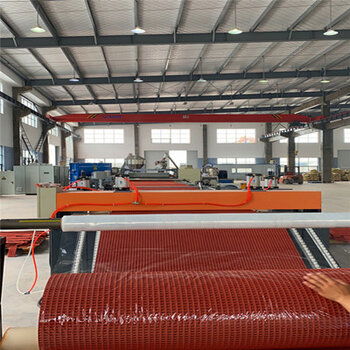 預(yù)制型塑膠跑道設(shè)備與生產(chǎn)線(xiàn)解析 卷材制造的技術(shù)與應(yīng)用