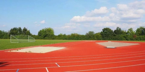 亞體君小課堂 塑膠跑道知多少？深度解析預(yù)制型跑道卷材